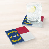 Untersetzer aus Glas mit der Flagge von North Caro (Schrägansicht)