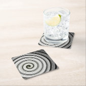 Untersetzer aus schwarzem und weißem Spiralpapier (Vor Ort)