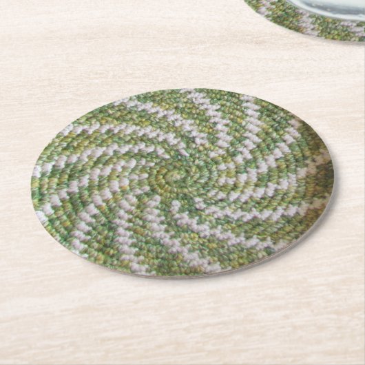 Untersetzer: Crochet White Spirale on Green Runder Pappuntersetzer (Angewinkelt)