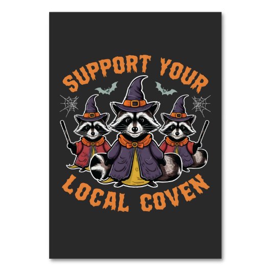 Unterstützen Sie Ihr lokales Coven Spooky Raccoon Tischnummer (Vorderseite)