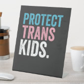 Unterstützung für LGBT-Stolz Schützen Trans Kids V Sockelschild (In Situ)