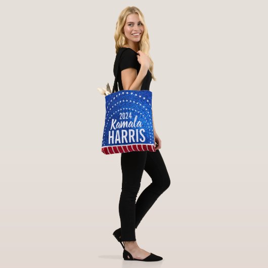 Unterstützung von Kamala Harris 2024 Progress and Tasche (Am Model)