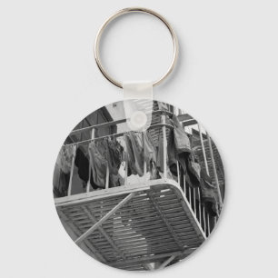 Unterwäsche zum Trocknen von schwarz-weißem Waschb Schlüsselanhänger