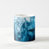 Unterwasser-Eisberg und ein Buckelwal Kaffeetasse (Mittel)