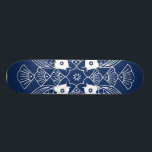 Unterwasserfischdesign mit blauem Hintergrund Skateboard<br><div class="desc">Dieses Design ist ein Treffen der Fischköpfe und zeigt eine Unterwasserszene mit Muscheln auf blauem Hintergrund. Ein tolles Geschenk für einen Ichthyologen oder alle,  die den Anblick von Fischen beim Schwimmen Lieben!</div>
