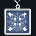 Unterwasserfischdesign mit blauem Hintergrund Versilberte Kette<br><div class="desc">Dieses Design ist ein Treffen der Fischköpfe und zeigt eine Unterwasserszene mit Muscheln auf blauem Hintergrund. Ein tolles Geschenk für einen Ichthyologen oder alle,  die den Anblick von Fischen beim Schwimmen Lieben!</div>