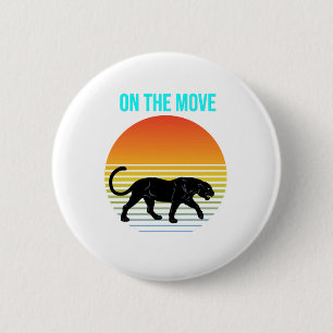 Unterwegs - Panther, der unter einem Retro-Sonnenu Button
