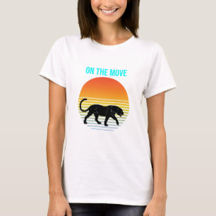 Unterwegs - Panther, der unter einem Retro-Sonnenu T-Shirt