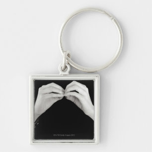 Unterzeichnender Buchstabe b des Mannes in der Schlüsselanhänger