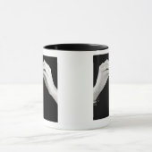 Unterzeichnender Buchstabe b des Mannes in der Tasse (Zentrum)