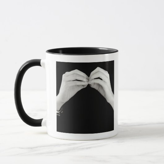 Unterzeichnender Buchstabe b des Mannes in der Tasse (Links)