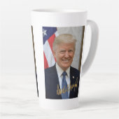 UNTERZEICHNET VON PRÄSIDENT TRUMP-TASSE MILCHTASSE (Rechte Ecke)