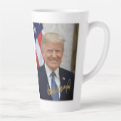 UNTERZEICHNET VON PRÄSIDENT TRUMP-TASSE MILCHTASSE (Rechts)