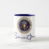 Unterzeichnung Präsidenten-Barack Obama Zweifarbige Tasse (Mittel)