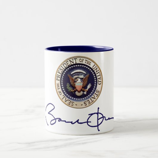 Unterzeichnung Präsidenten-Barack Obama Zweifarbige Tasse (Mittel)