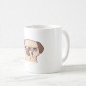 Unverschämter Mops bohrt in der Nase mit Mittelfin Kaffeetasse (VorderseiteRechts)