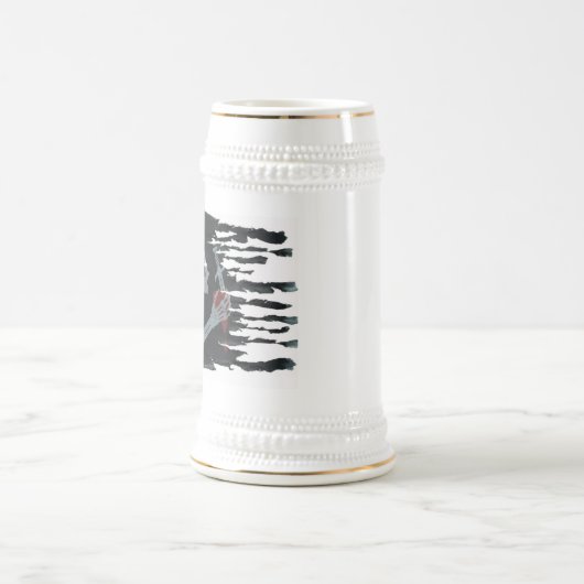 Unverschämtes Vermögen Tattered Flaggen-Krug Bierglas (Mittel)