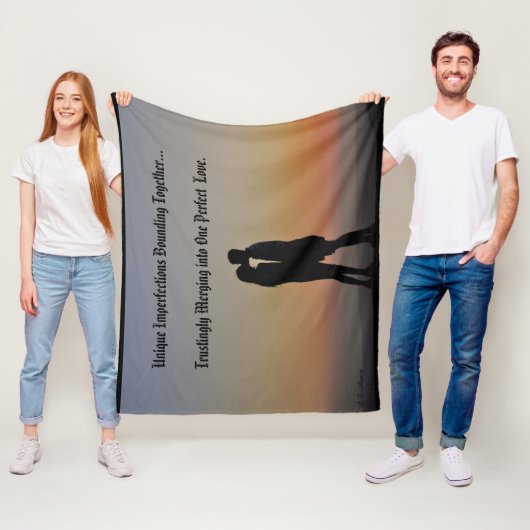 Unvollkommene Liebe mit schwarzem Hintergrund Fleecedecke (Beispiel)
