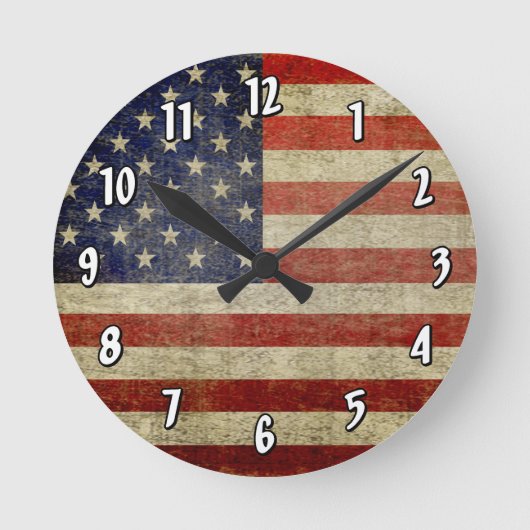 Unwetterte, beängstigende amerikanische Flagge Runde Wanduhr (Vorderseite)