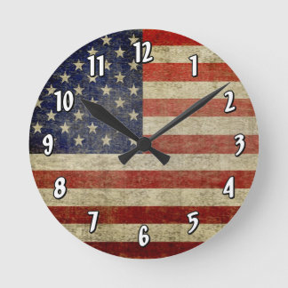 Unwetterte, beängstigende amerikanische Flagge Runde Wanduhr