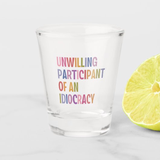 Unwillige Teilnahme an einer Diokratie gegen Trump Schnapsglas (Vorderseite)