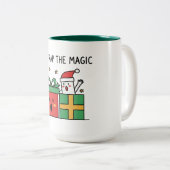 Unwrap the Magic Christmas Zweifarbige Tasse (VorderseiteRechts)