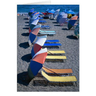 Unzählige Stühle am Strand