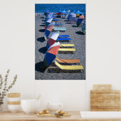 Unzählige Stühle am Strand Poster (Küche)