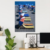 Unzählige Stühle am Strand Poster (Heimbüro)
