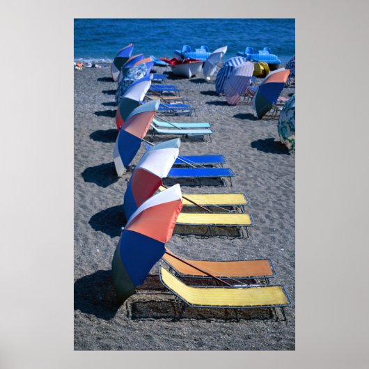 Unzählige Stühle am Strand Poster (Vorne)