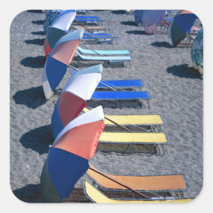 Unzählige Stühle am Strand Quadratischer Aufkleber