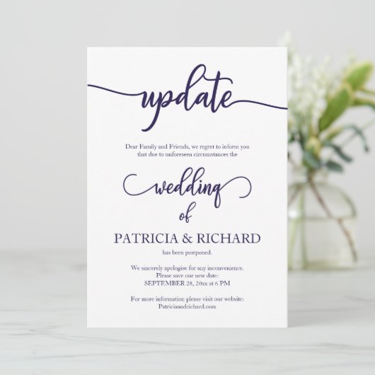 Update verschoben Hochzeiten Navy Blue Script Einladung (Stehend Vorderseite)