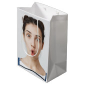 Upload Your Funny Face Photo Selfie Mittlere Geschenktüte (Rückseite Schrägansicht)