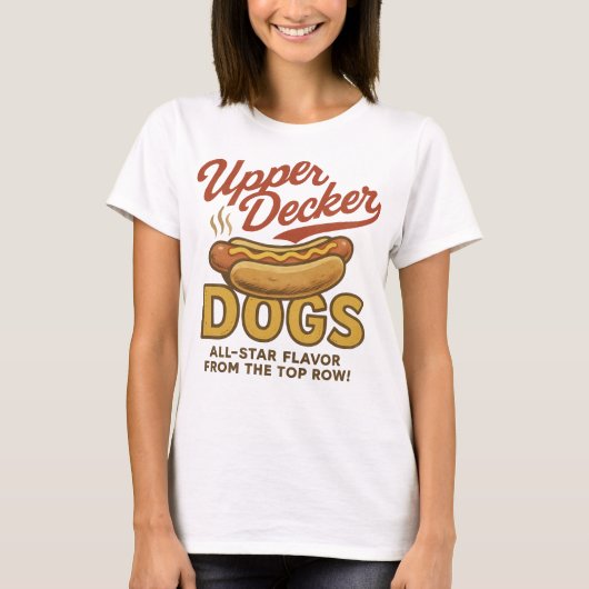 Upper Decker Dogs – Vintage Stadion Hot Dog Tee (Vorderseite)