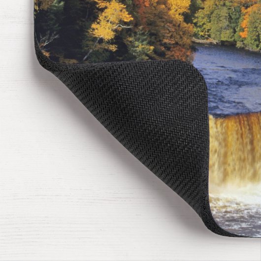 Upper Tahquamenon Falls in UP Michigan im Herbst Mousepad (Ecke)