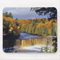 Upper Tahquamenon Falls in UP Michigan im Herbst