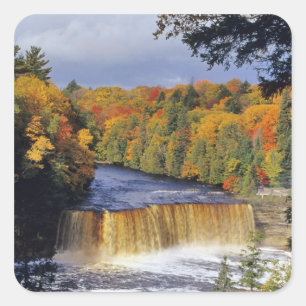 Upper Tahquamenon Falls in UP Michigan im Herbst Quadratischer Aufkleber