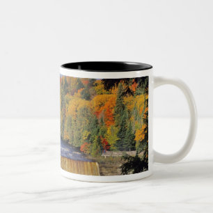 Upper Tahquamenon Falls in UP Michigan im Herbst Zweifarbige Tasse