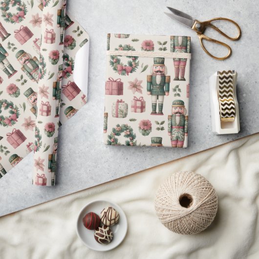 Üppige Blumen mit Weihnachtsnussknacker Geschenkpapier (Kunsthandwerk)