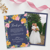 Üppige rosa gelbe Blumen dunkelblaue Hochzeitsfoto