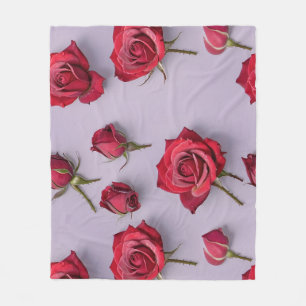 Üppige rote Rosen mit weichen taufeuchten Blütenbl Fleecedecke