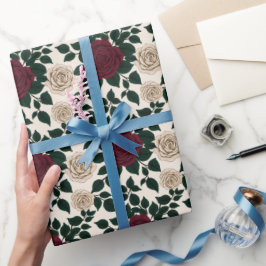 Üppige rote und burgunderrote Rosen mit dunkelgrün Geschenkpapier