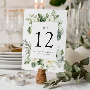 Üppige weiße Blumen und Grünzeug rahmen Hochzeit e Tischnummer