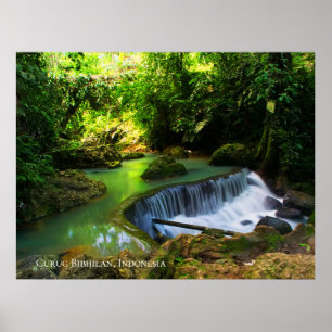 Üppiger grüner Wasserfall Reiseziel Indonesien Poster