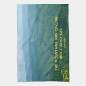 Üppiges grünes rauchiges Mtns /Mtns Nennen! Geschirrtuch (Vertikal)