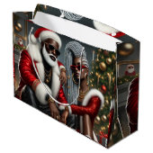 Urban Chic Santa Große Geschenktüte (Rückseite Schrägansicht)