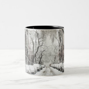 Urban Christmas Snow in Brooklyn NY Zweifarbige Tasse