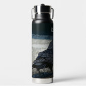 Urban Crow in Schattierungen von Grau und Schwarz Trinkflasche (Vorderseite)