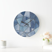 Urban Denim: gestörtes Patchwork-Design Große Wanduhr (Zuhause)