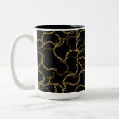Urban Glam Gold Chains Pattern  Zweifarbige Tasse (Links)
